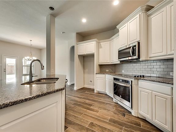 5th image of 460 Wintergreen Dr
