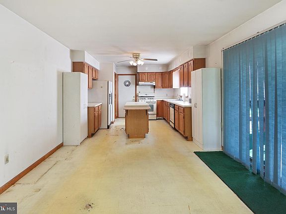 3rd image of 39 W Huntington Cir