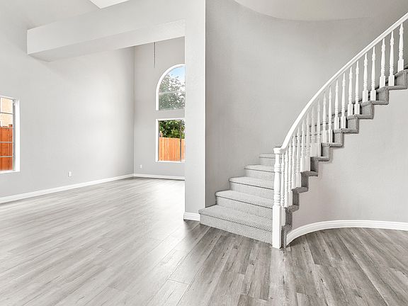 4th image of 649 Esther Dr
