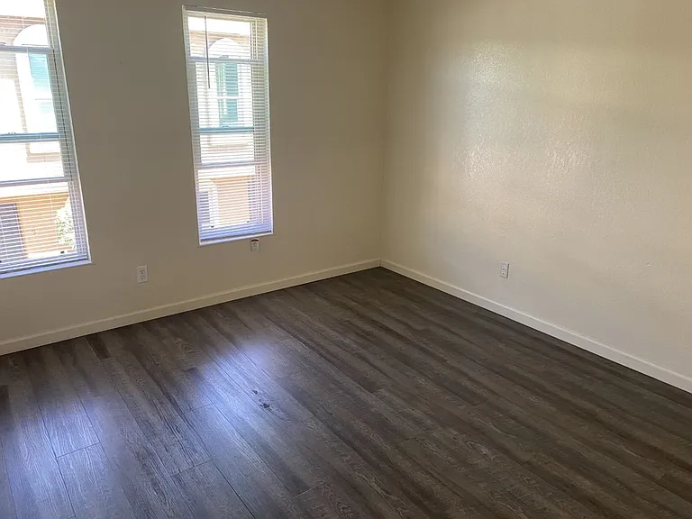 Spacious Townhome in Desirable Fairfield Area — Photo 15