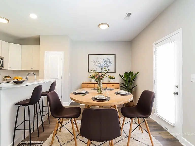1020 N Oakwood St — Photo 3