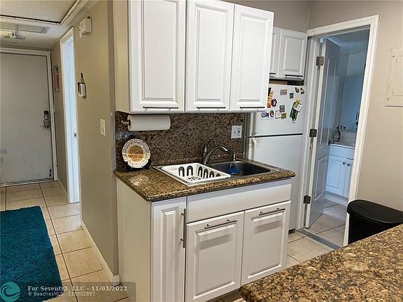4th image of 801 NE 18th Ct APT 207