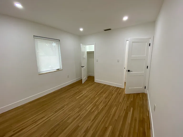 3250 SW 18th Ter — Photo 5