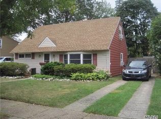 138 Southberry Ln, Levittown, NY 11756