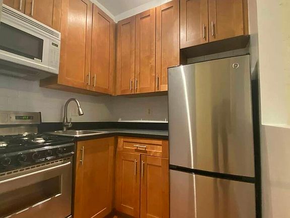 3rd image of 211 E 89th St APT B11