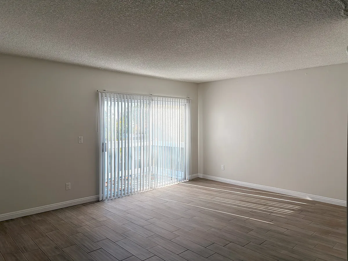 Building Photo - 630 N Howard Ave #1