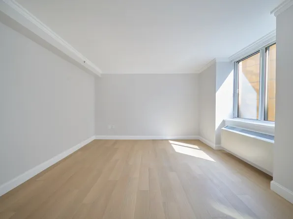 160 Riverside Boulevard image 1 of 9