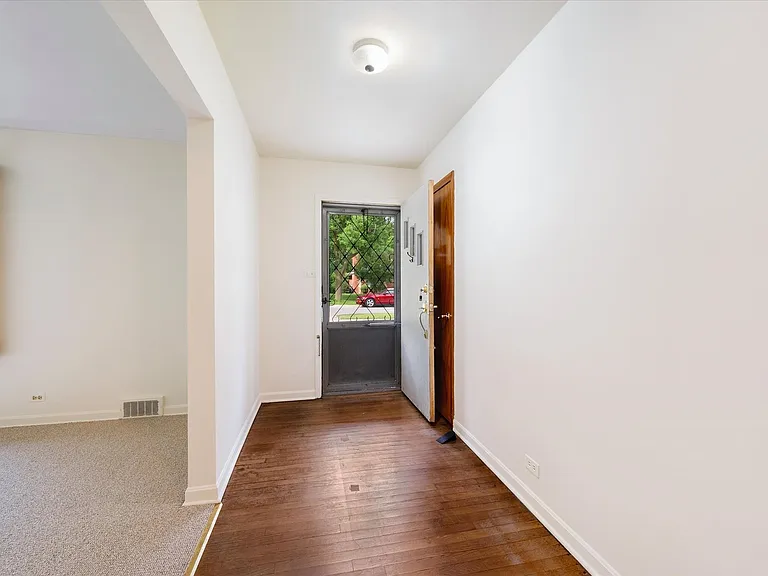 429 S Stratford Ave — Photo 3