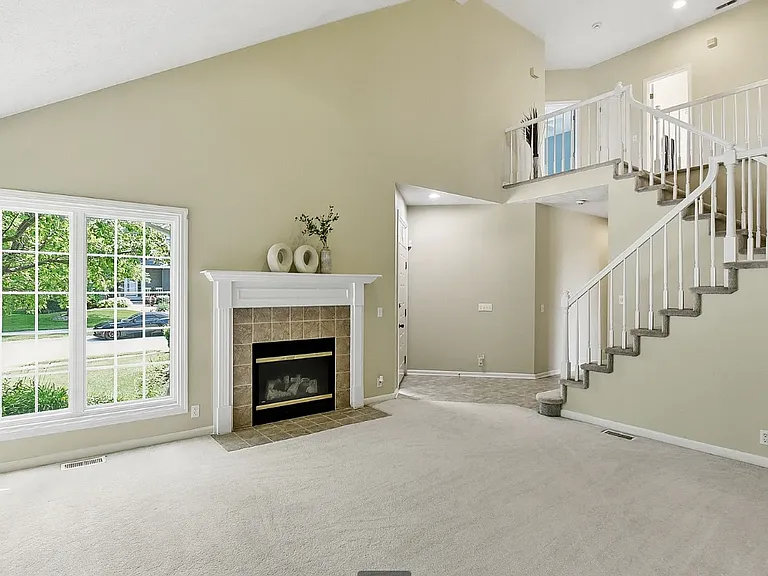 18602 Leavenworth St — Photo 25