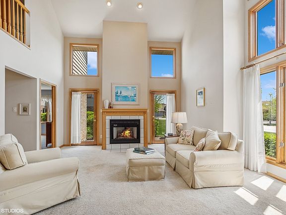 4th image of 18437 Lakeview Cir W