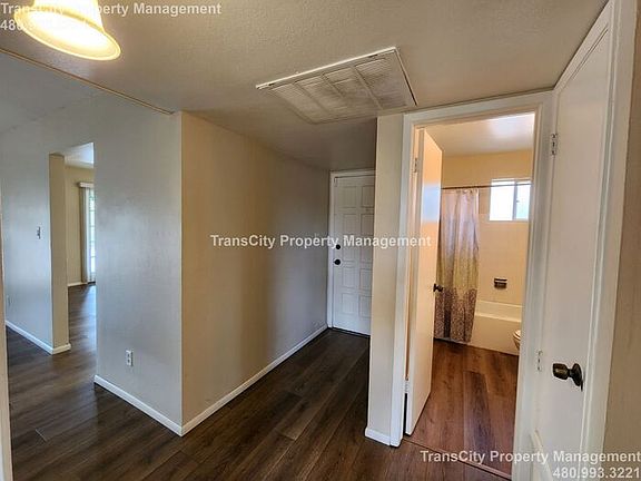 5th image of 2345 E Paradise Dr