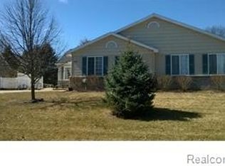 8884 Redstone Dr, Pinckney, MI