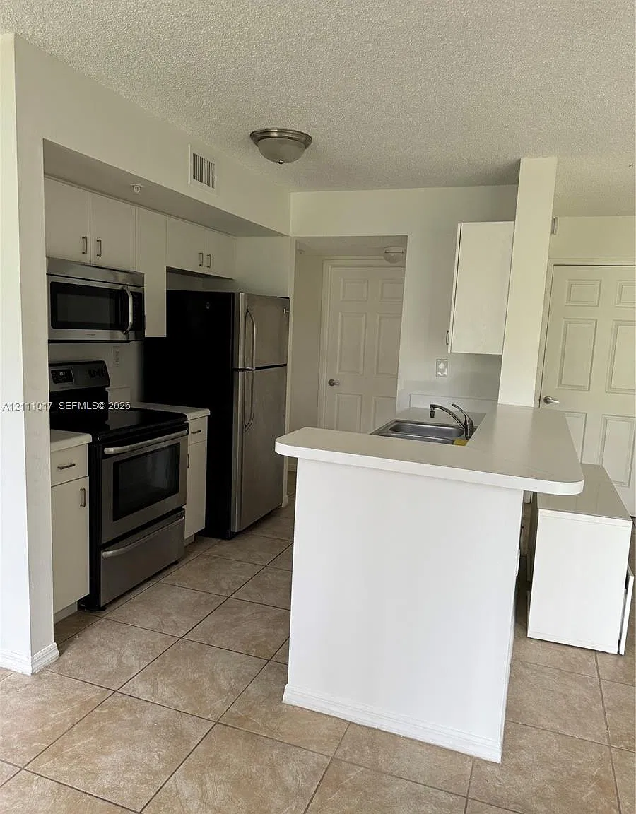 Royal Grand Condo — Photo 2