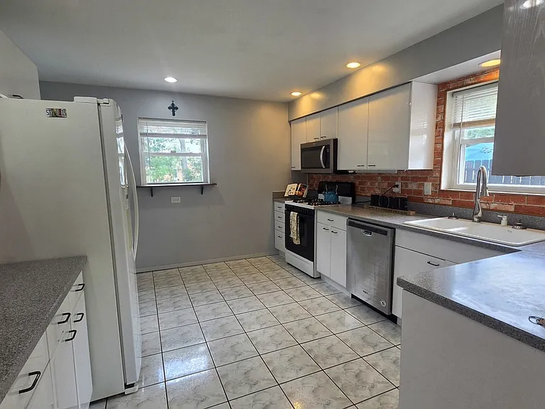 8418 W Crain St — Photo 8