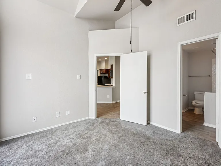 Oaks White Rock — Photo 30