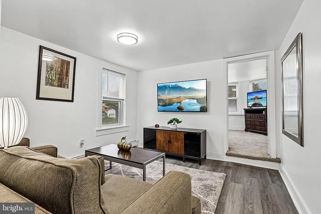 4 bed, 1.0 bath, 1055 sqft, $2,600 — Photo 2