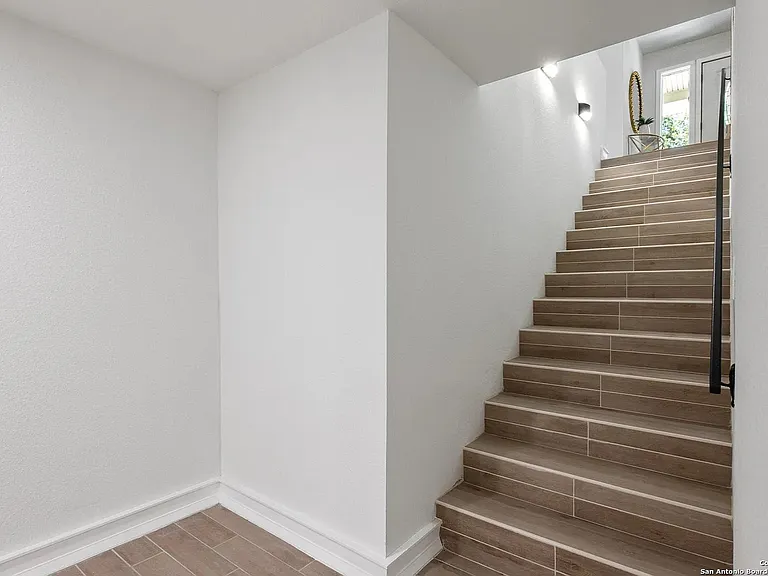123 E Brandon — Photo 21