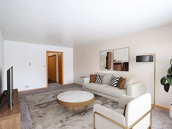 Fargo, ND L&R Apartments | 21B | Living