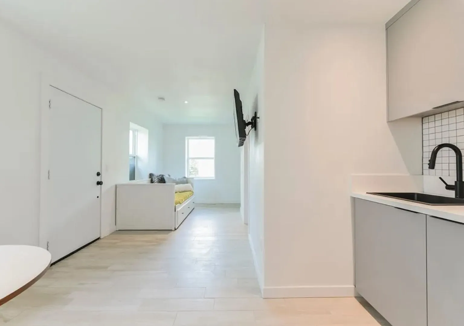 $500 Look & Lease Special! Fully Furnished Studio In Dtlv | All Utilities + Wi-Fi Included — Photo 4