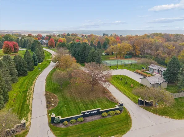 Burgundy Cir, Waukee, IA 50263