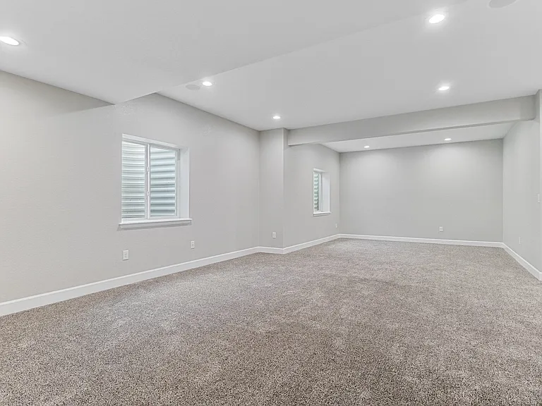 490 W Ridge Cir — Photo 37