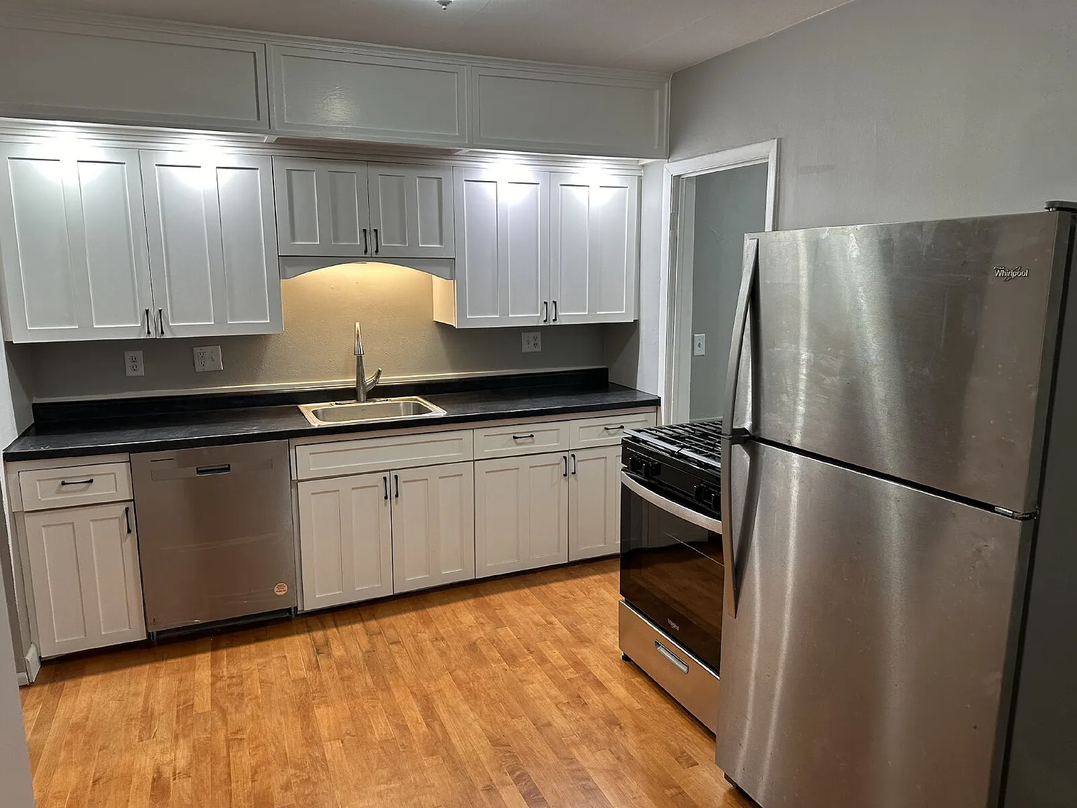 3 bed, 2.0 bath, 1700 sqft, $2,295 — Photo 3