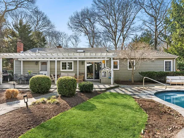 10 Rolling Hill Road, Hampton Bays, NY 11946