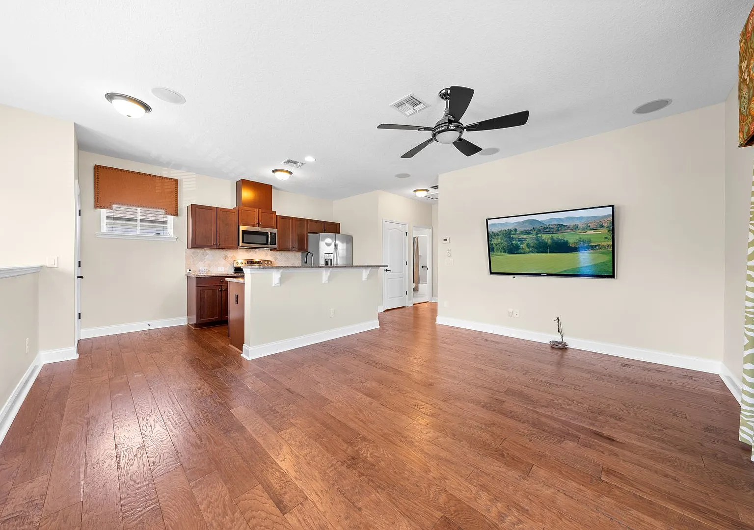 Stunningly Beautiful and Stylish Garage Apartment ~ — Photo 4
