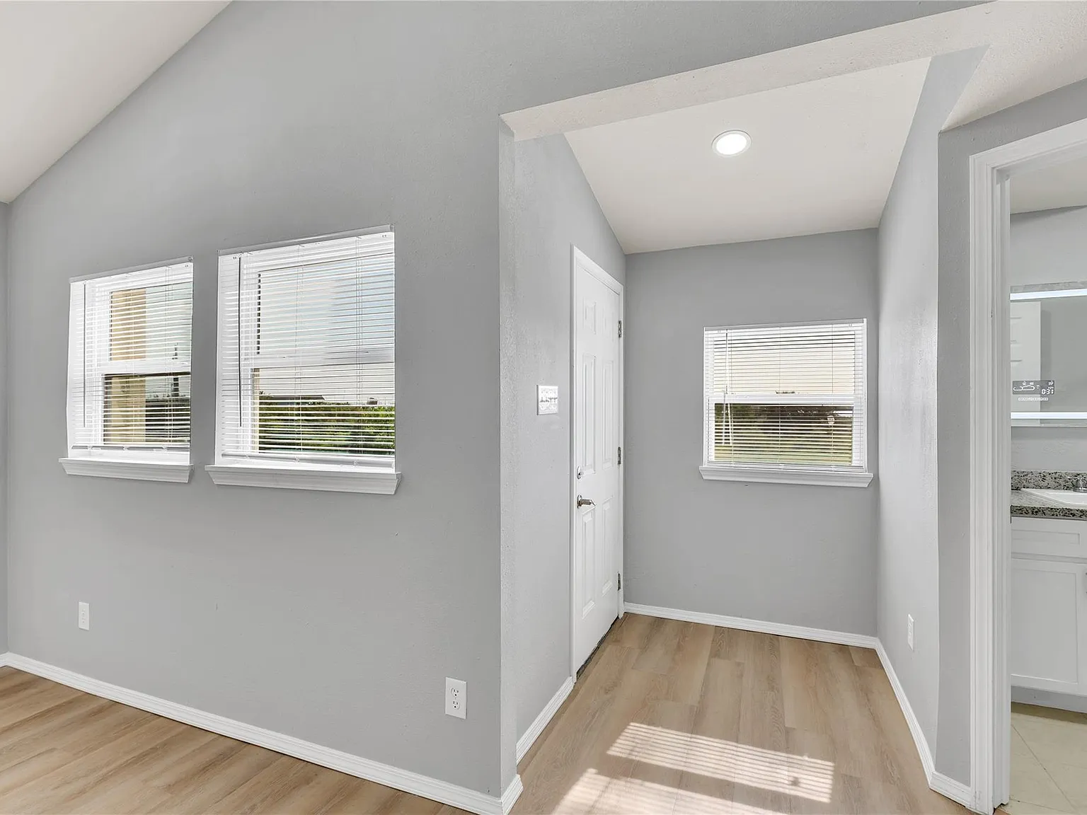2 bed, 1.0 bath, 1600 sqft, $1,500 — Photo 4