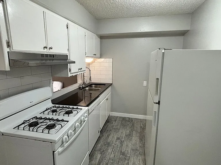 320 E Edwards St #12 — Photo 5
