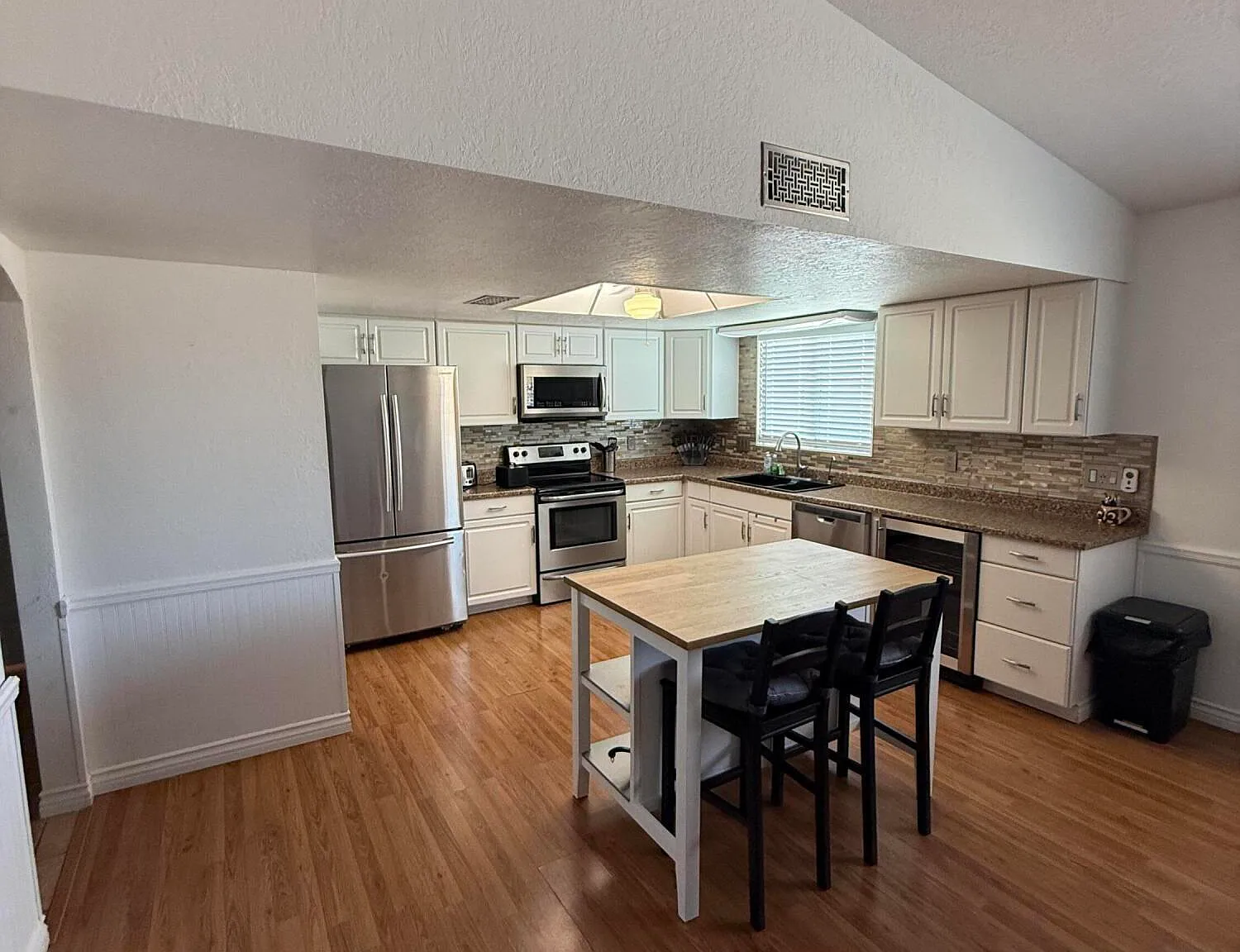 3 bed, 2.0 bath, 2080 sqft, $2,000 — Photo 2