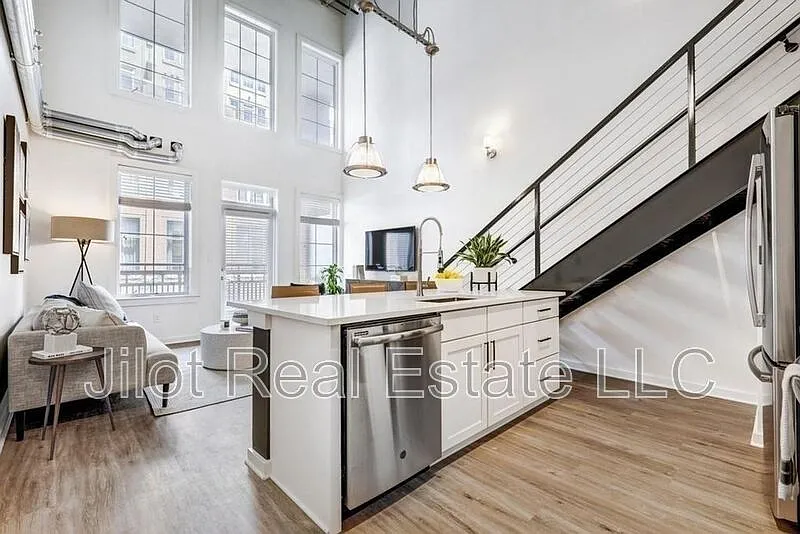 2 bed, 2.0 bath, 1094 sqft, $2,600 — Photo 1