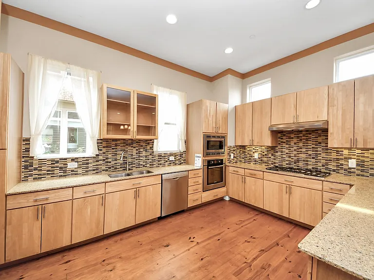1807 W Webster St — Photo 7