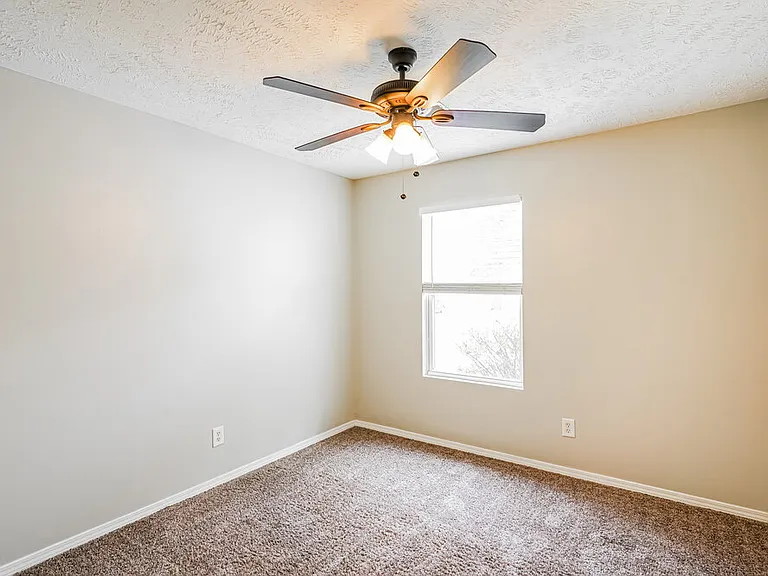 2735 Sutherland Dr — Photo 13