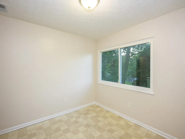 244 Pinewood Dr #4 — Photo 8