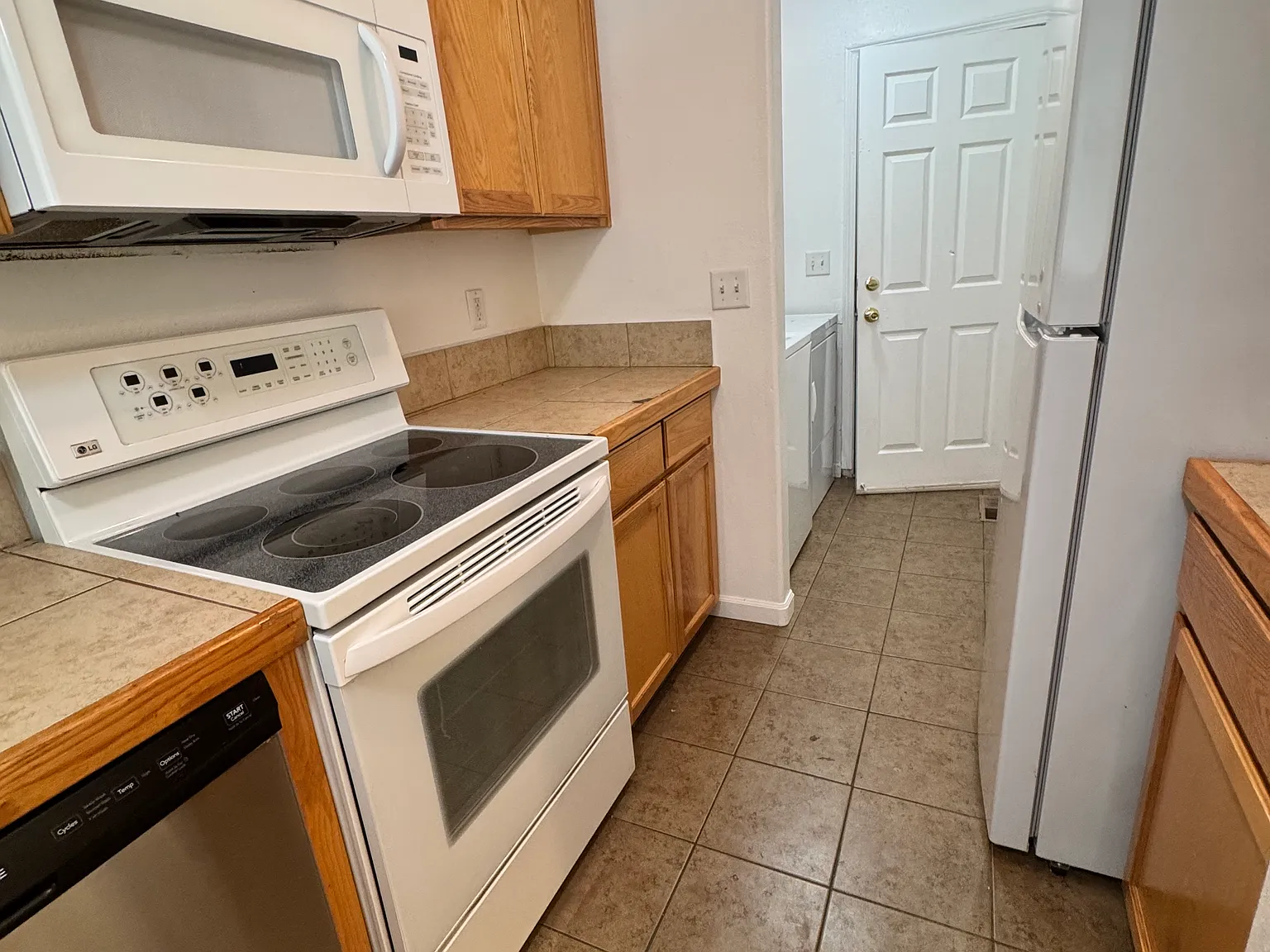 2 bed, 1.5 bath, 1200 sqft, $1,899 — Photo 3