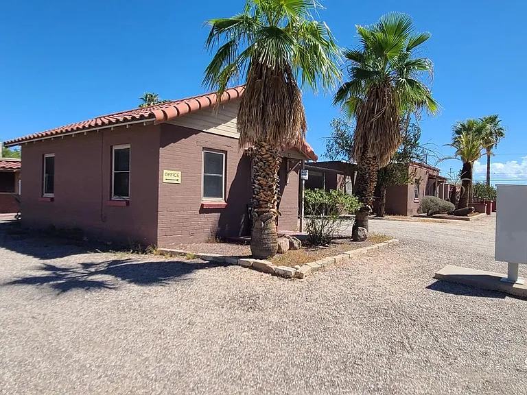 504 W Flores St — Photo 22