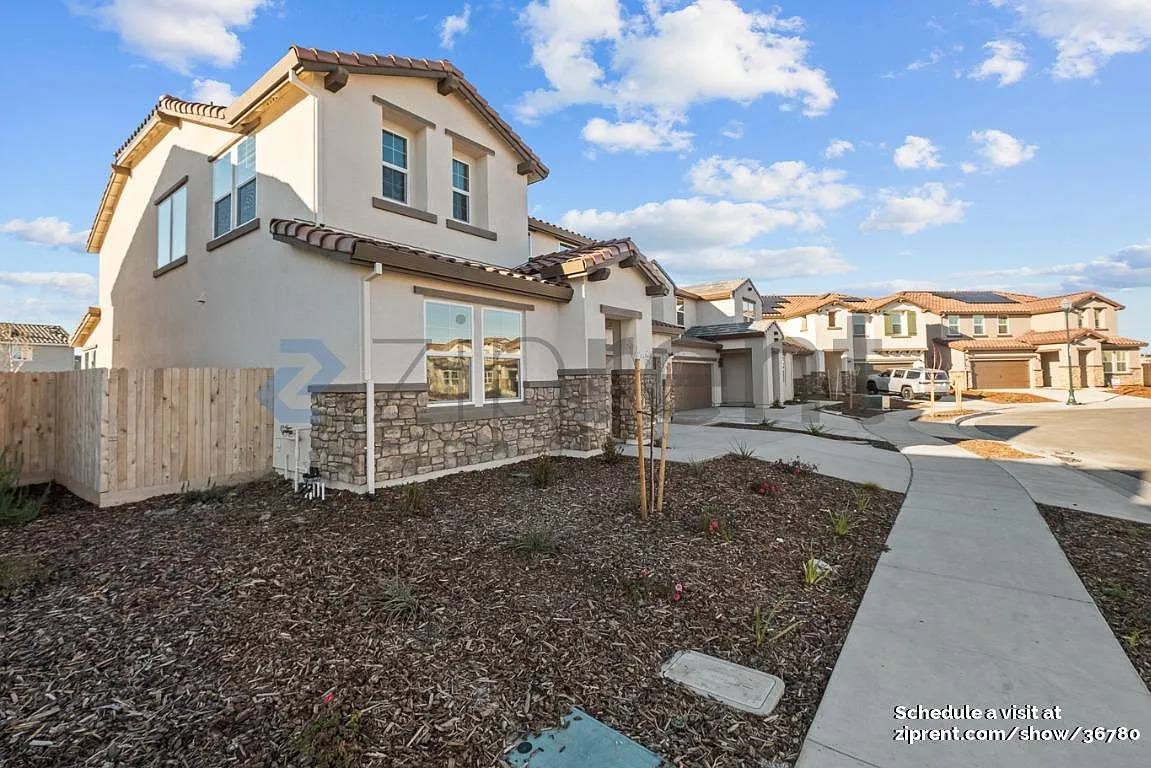 5 bed, 2924 sqft, $3,400 — Photo 2