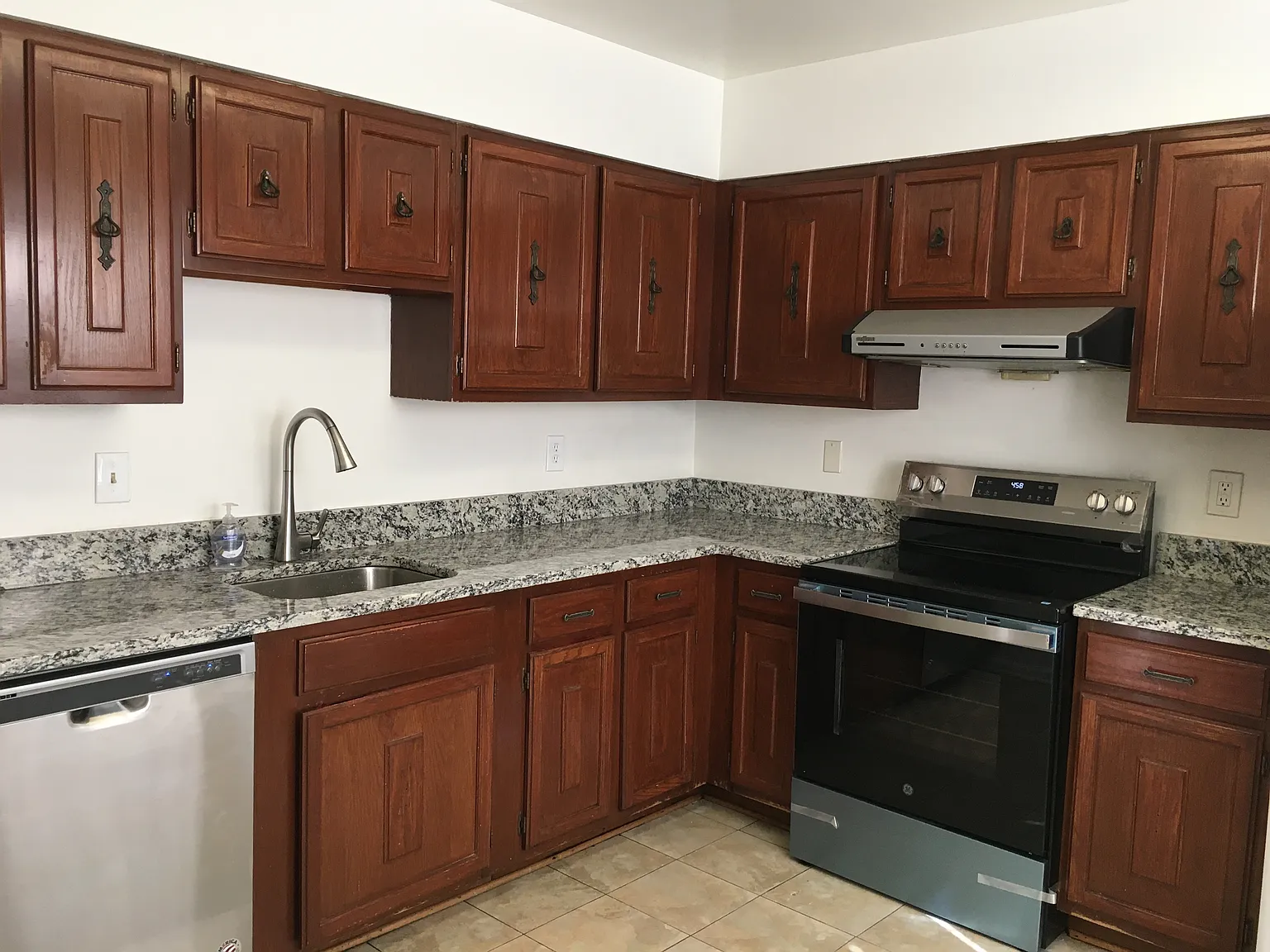 3 bed, 3.5 bath, 2016 sqft, $2,500 — Photo 2