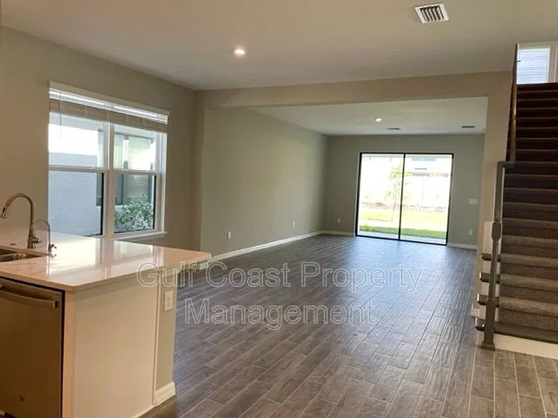 4 bed, 3.5 bath, 3000 sqft, $3,195 — Photo 2