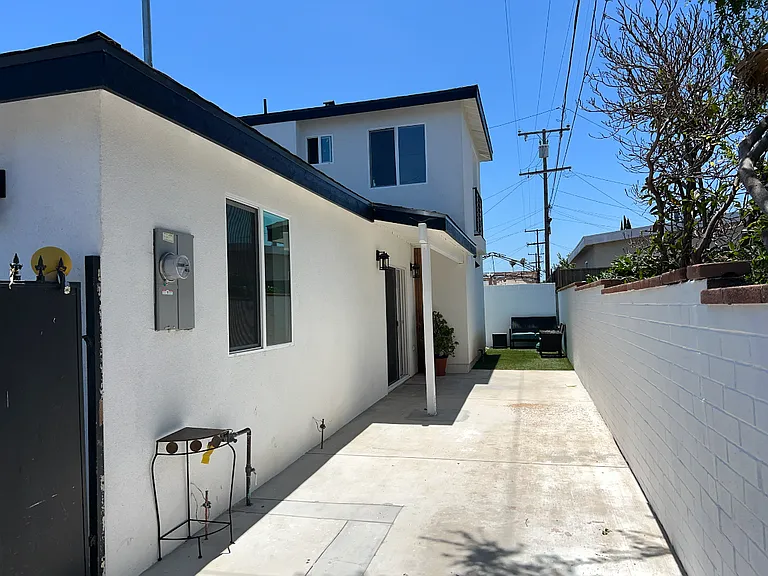 9001 S Van Ness Ave #1/2 — Photo 1