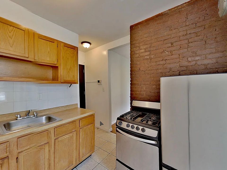1st image of 85 Pitt St APT 16