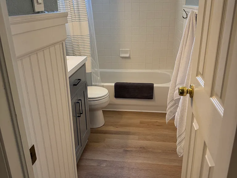 Full bath upstairs