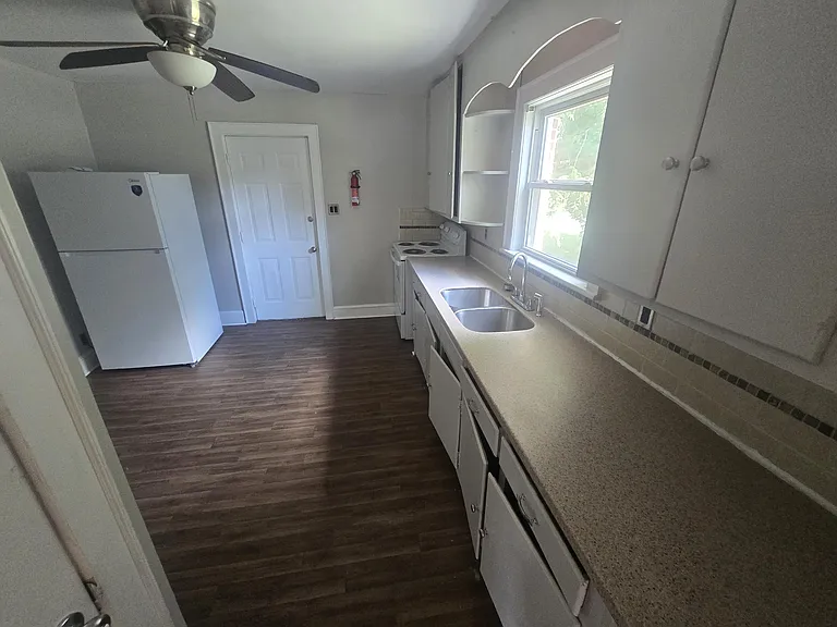 2205 Larchwood St NE — Photo 3