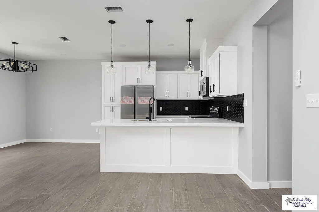 3 bed, 2.0 bath, 1178 sqft, $1,800 — Photo 3