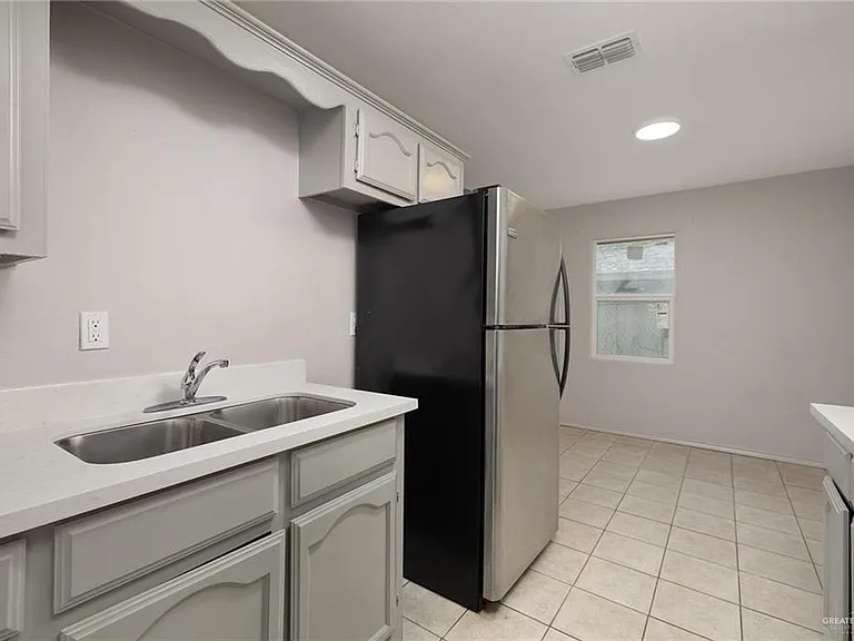 825 W 1st St #4 — Photo 4