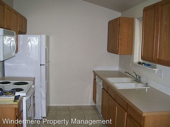 4th image of 1114 SE Scenic View Dr