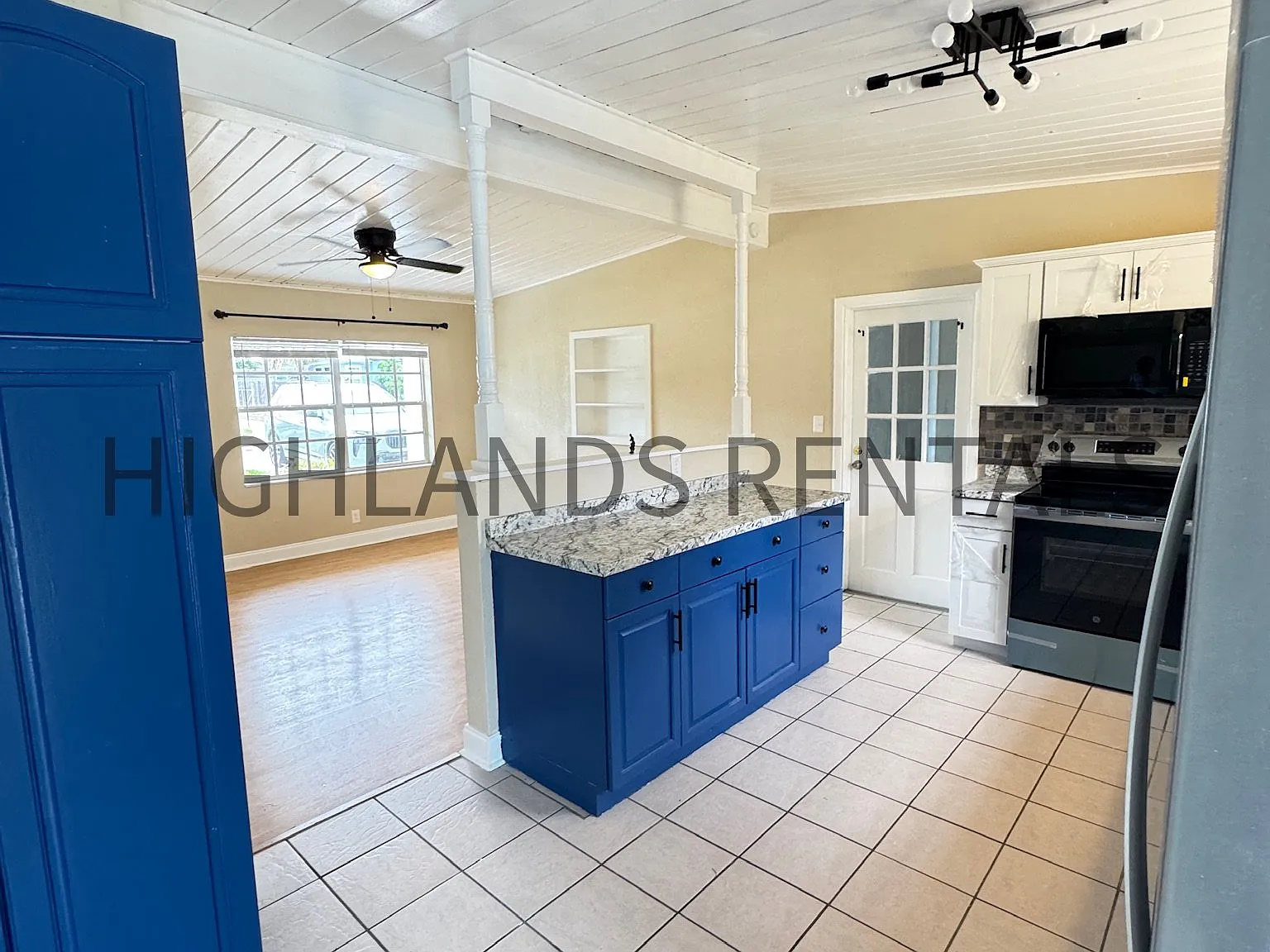 Modern 3/1 Home With Large Fenced in Yard — Photo 4