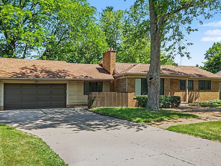 2360 Pineview — Photo 15