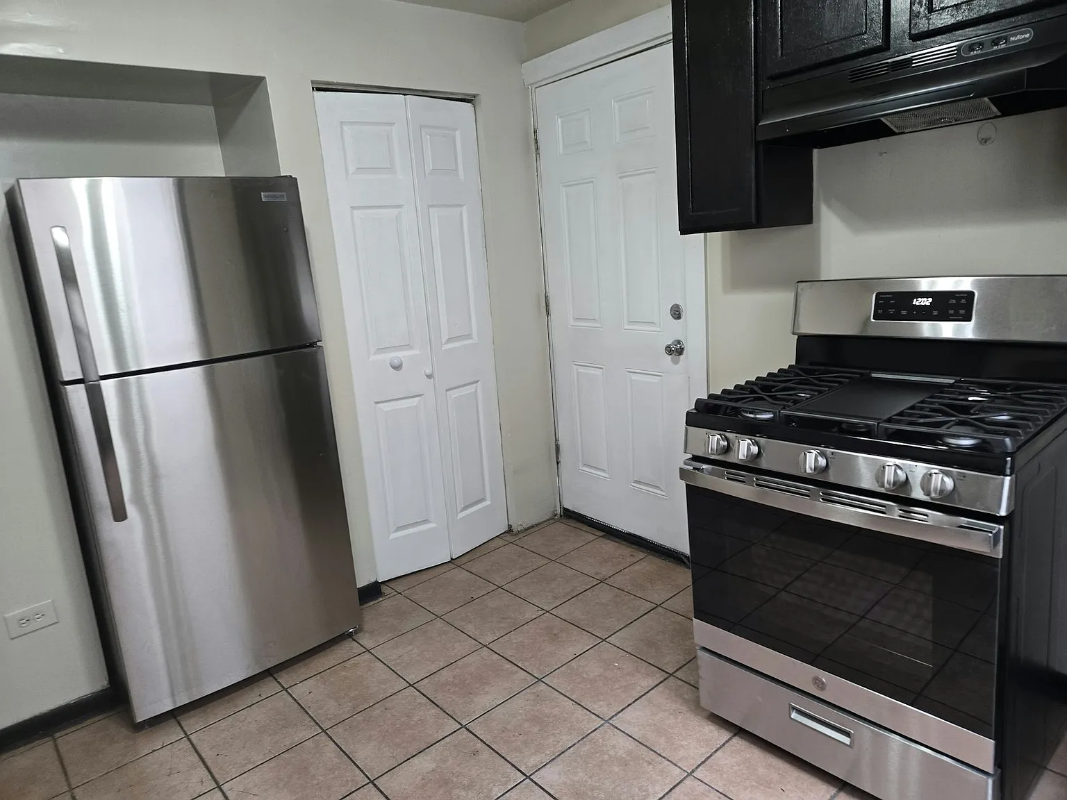 6329 South Loomis Boulevard, Unit 2 — Photo 4